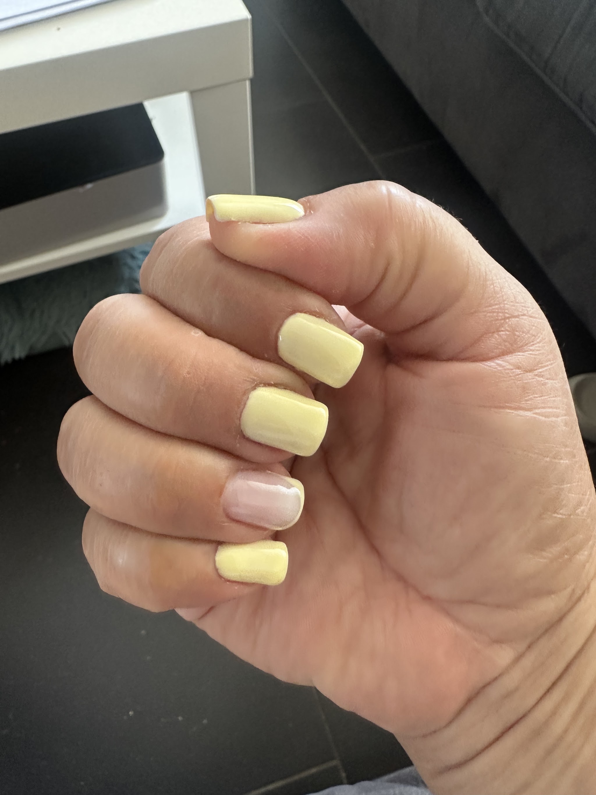 Pastelgele nagels met één nude accentnagel