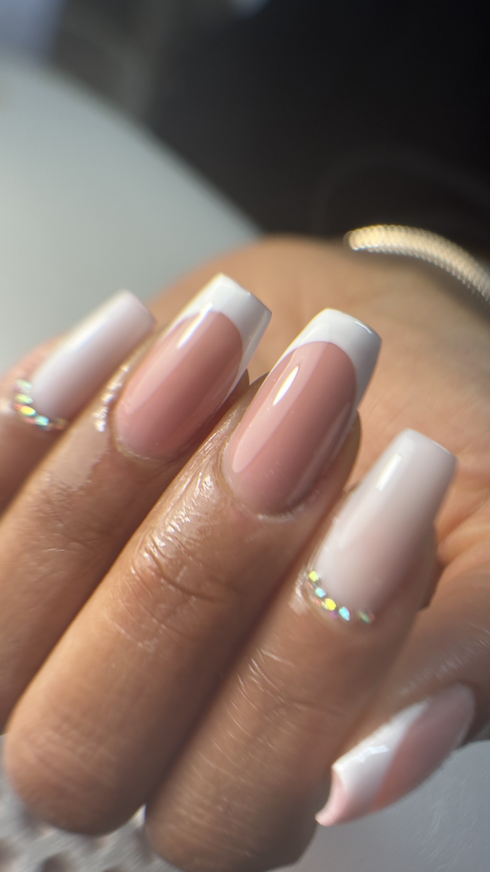 French BIAB met kleine steentjes langs de witte tip
