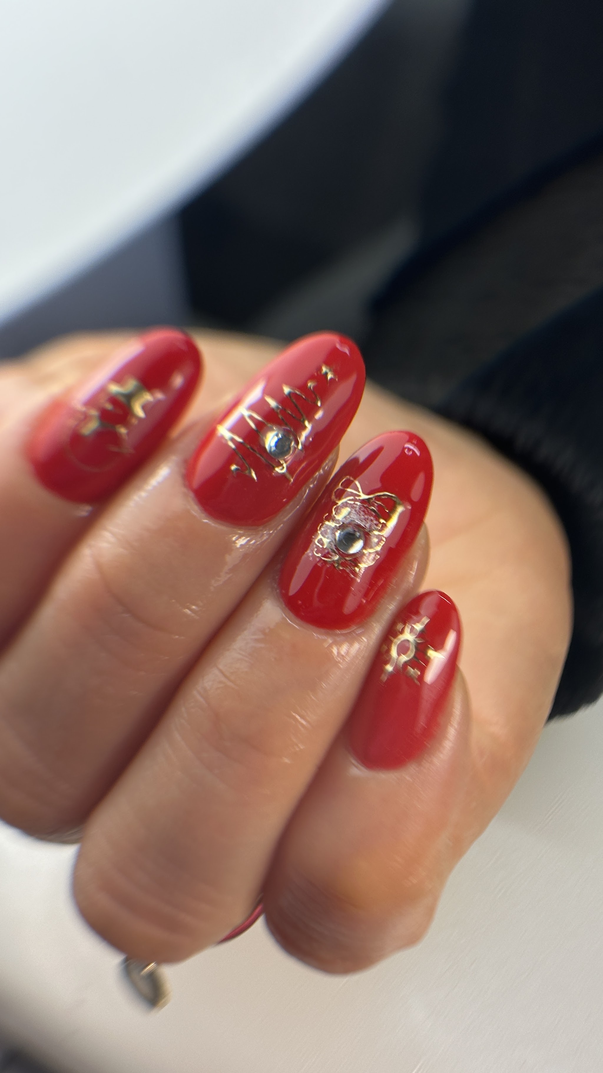 Rode gelnagels met gems en steentjes
