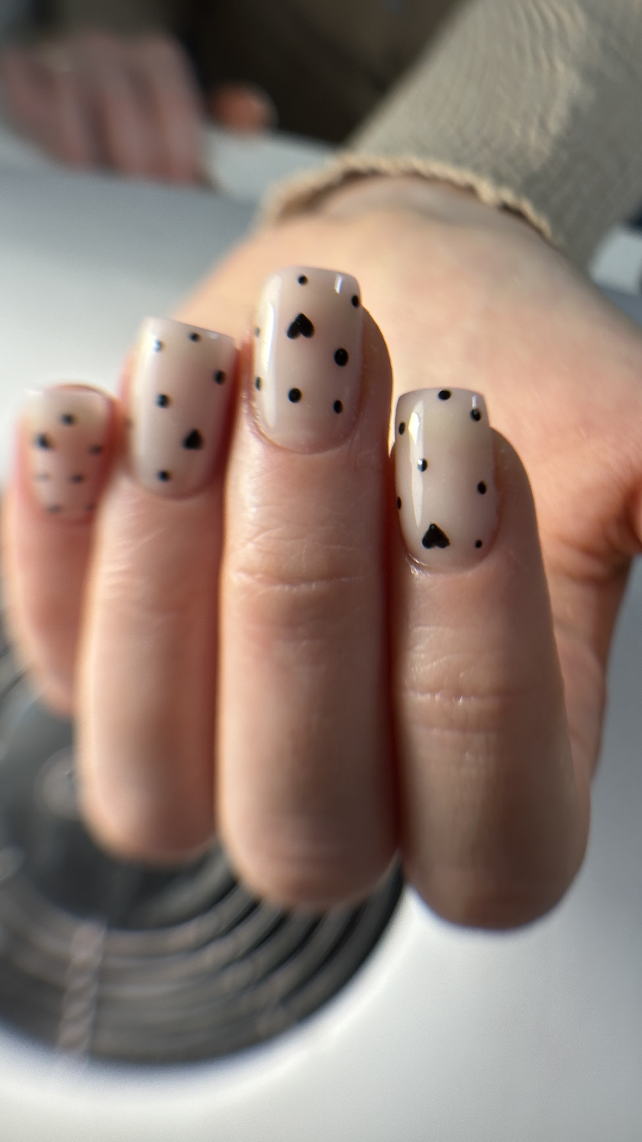 Nude nagels met kleine zwarte hartjes