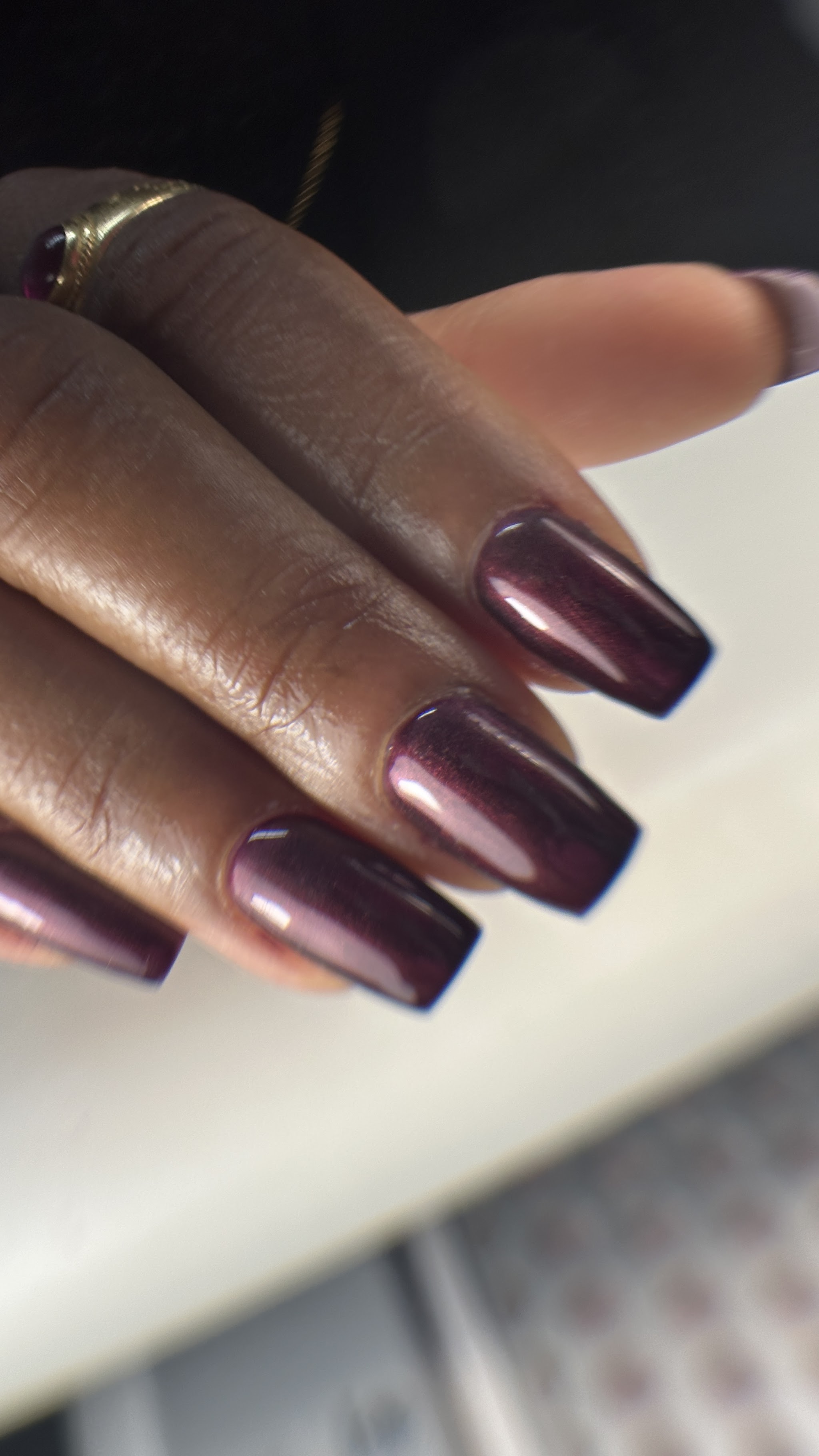 Plum chrome nagels in een vierkante vorm