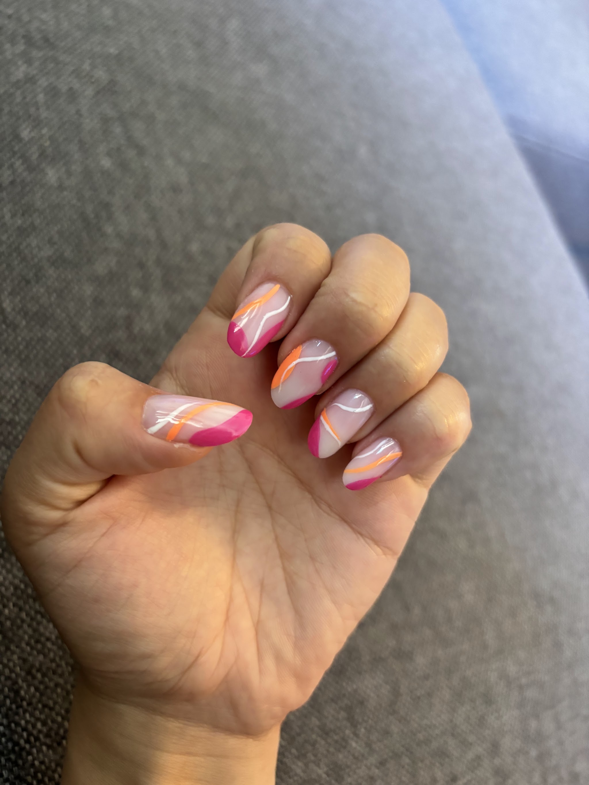 Roze en oranje swirl op amandelvormige nagels